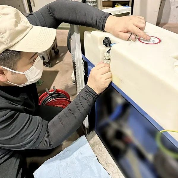 金型の仕上げ作業